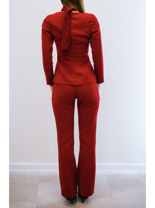 Csipkés piros blézer szett – elegáns női kosztüm, csipkés felsővel és elegáns nadrággal